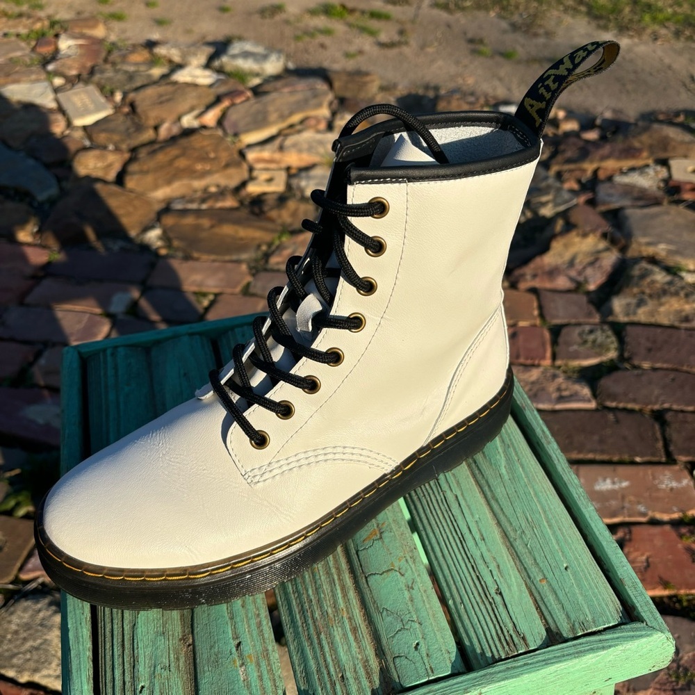 New Dr. Martens White Zavala Leather Hightop Air Wair Boots Size 8 Versatile